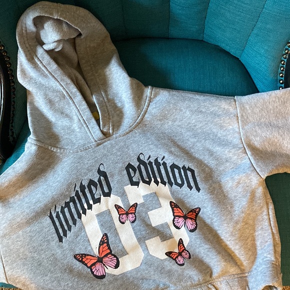 I am selling a used shirt that has butterflies on it - Picture 3 of 4